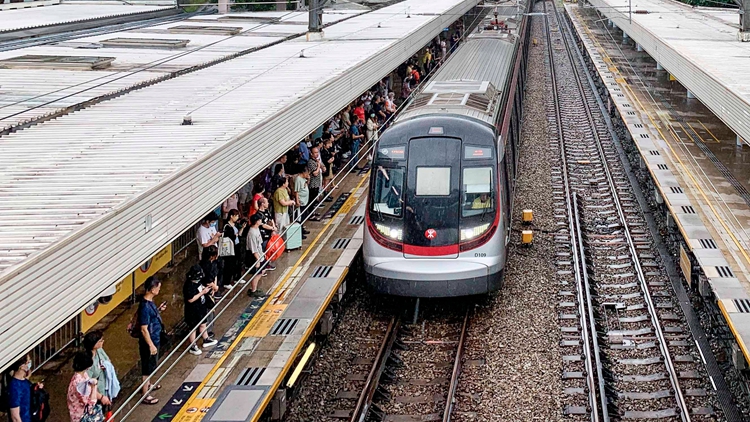 摩羯襲港丨8號風(fēng)球正生效 港鐵列車及輕鐵維持有限度服務(wù)