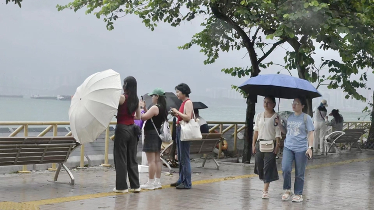 內(nèi)地客堅(jiān)尼地城新海旁觀浪 拍照留念感受颱風(fēng)吹襲