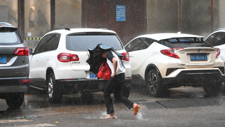 深圳暴雨紅色預(yù)警！可能有龍捲！