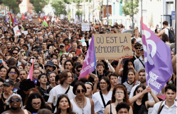 馬克龍新政府再爆政治危機(jī) 11萬(wàn)人上街抗議