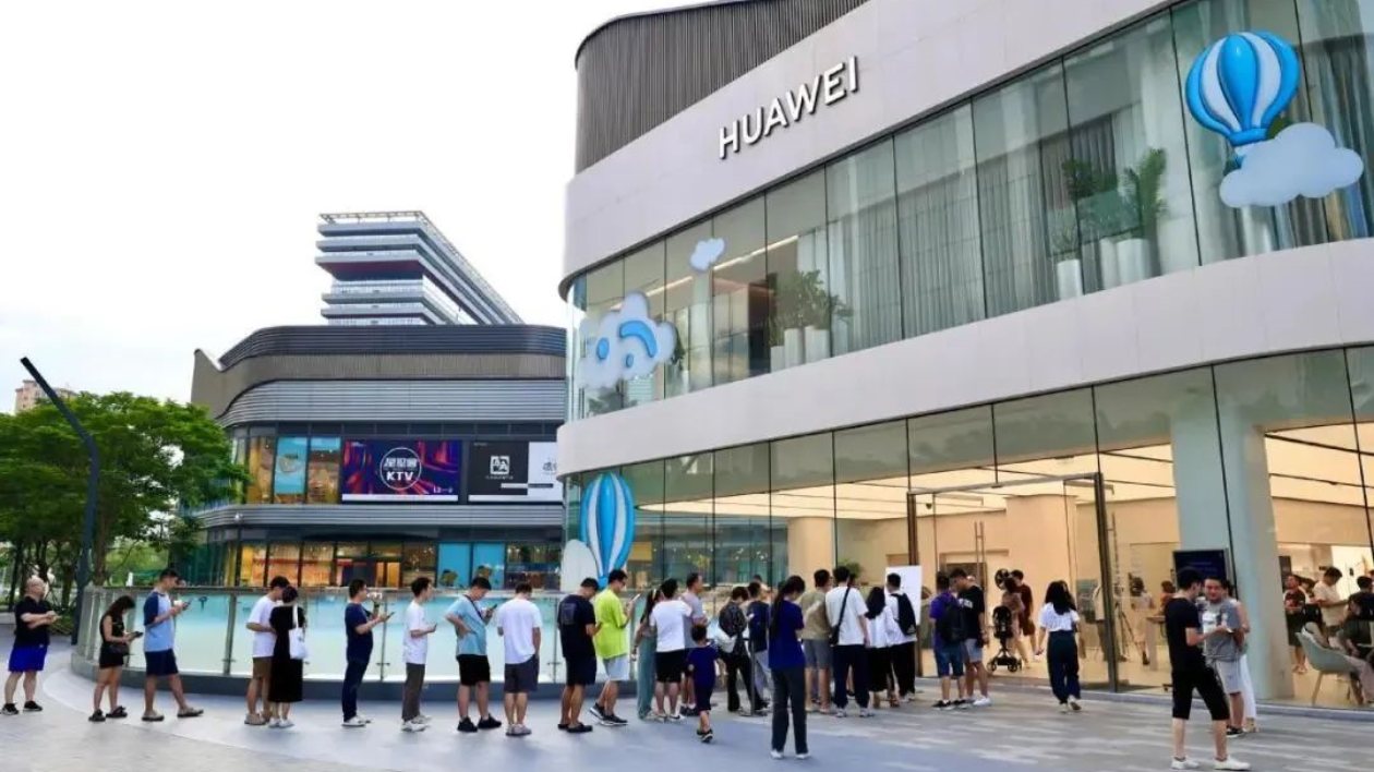 逾450萬人預(yù)約！華為全球首款三摺疊屏手機(jī)產(chǎn)自東莞