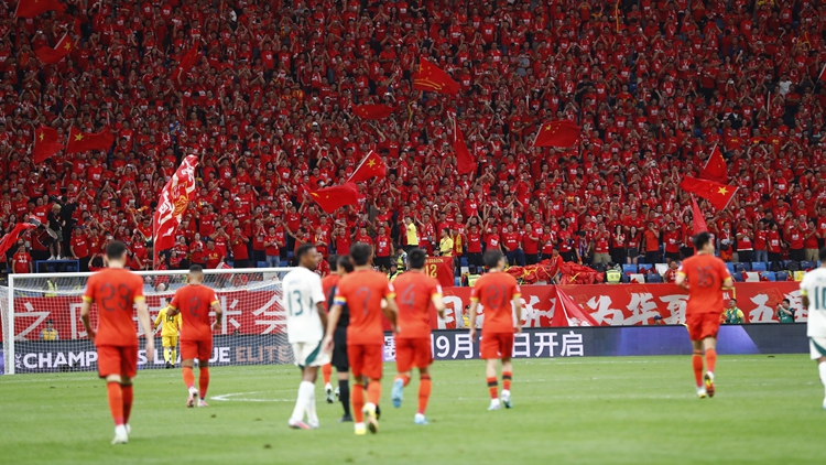 11人踢10人 多個(gè)領(lǐng)先下連失兩球 中國男足主場1:2不敵沙特