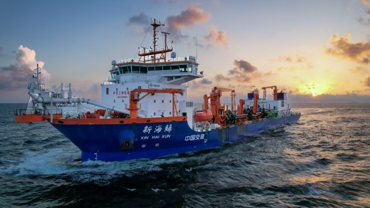中國首艘雙燃料動(dòng)力挖泥船「新海鱘」在江蘇啟東完工