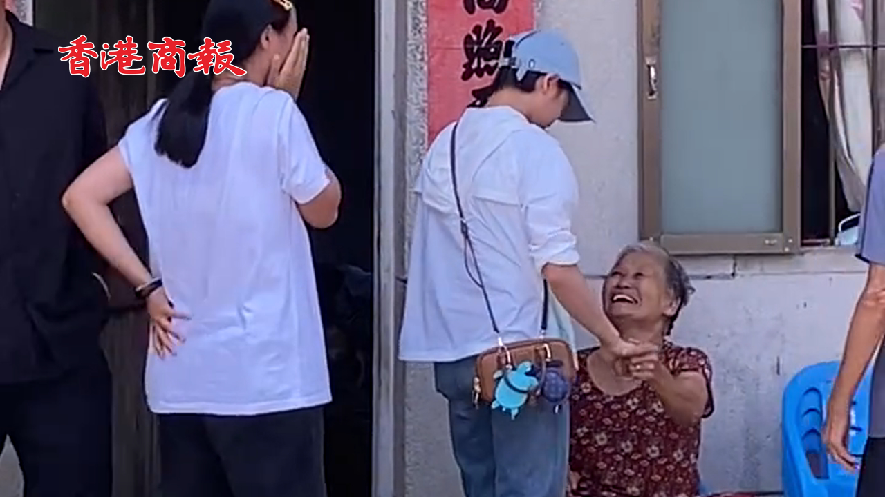 有片丨孝順！全紅嬋回老家 遞給奶奶一疊零花錢