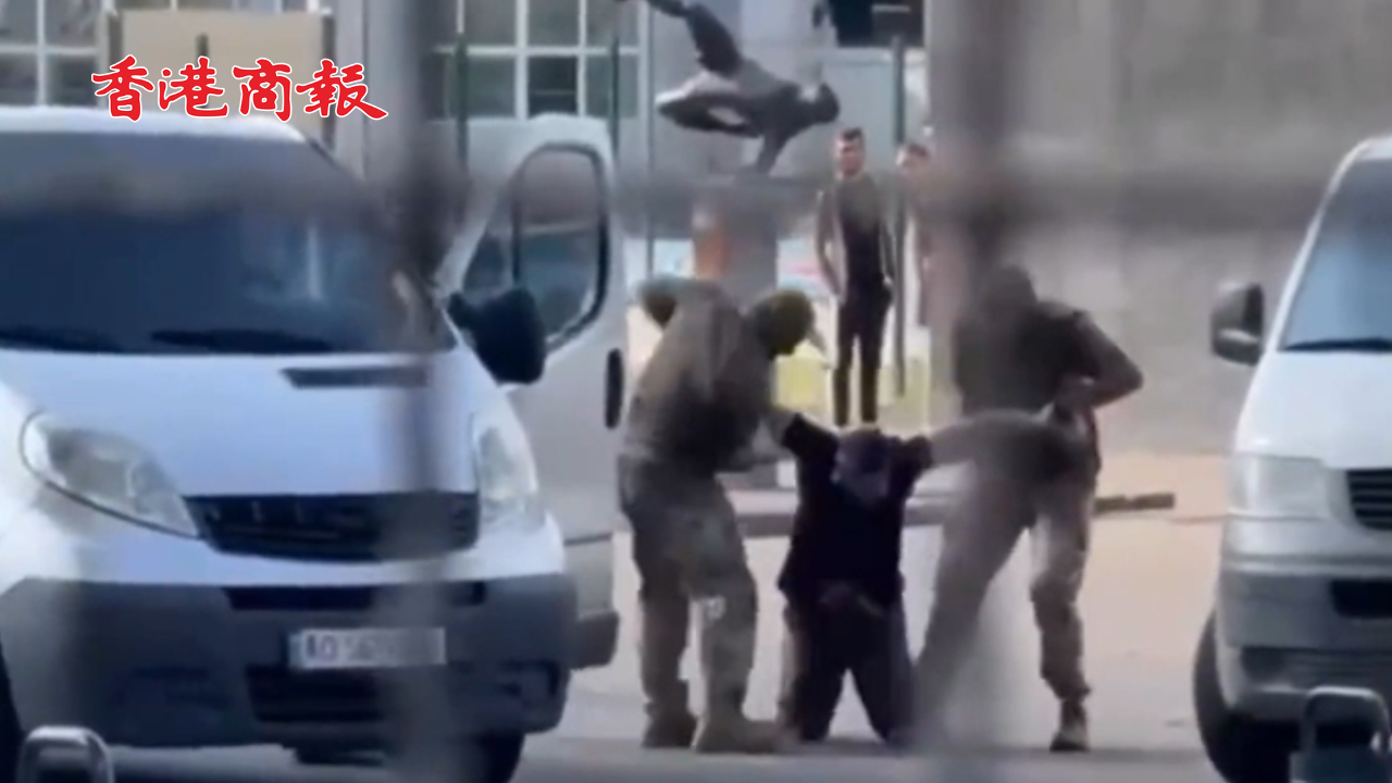 有片丨烏軍街頭「抓壯丁」 徵兵人員強(qiáng)行將一男子拖上車(chē)