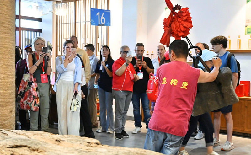 皖休寧縣：境外旅行商「組團」秋遊齊雲(yún)山