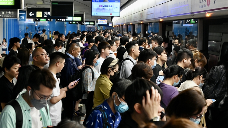 10月1日乘客使用八達(dá)通乘搭港鐵、輕鐵及港鐵巴士均可享七五折