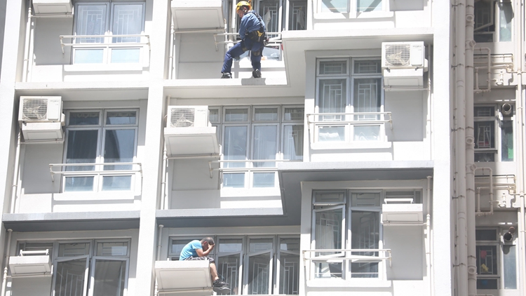 長沙灣一男子危坐冷氣機簷蓬 消防花約2小時勸服送院