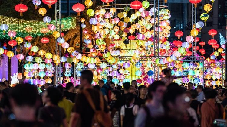 本港8月訪港旅客超過445萬人次 按年上升逾9% 半數(shù)為過夜旅客