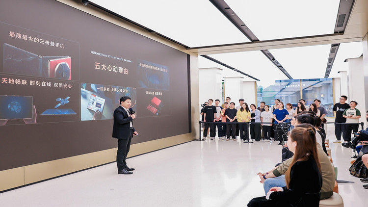 華為Mate XT 非凡大師正式開(kāi)售 線下掀起排隊(duì)搶購(gòu)潮