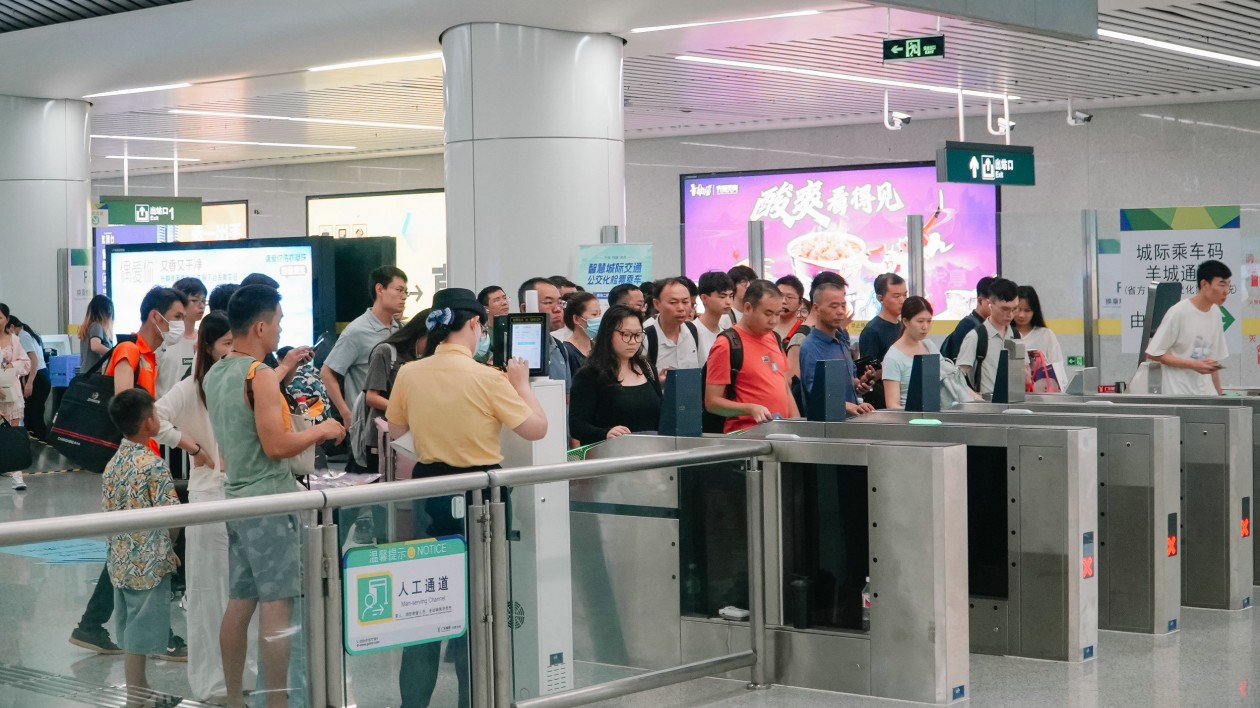 國慶假期  廣州地鐵城際雙雙延長服務(wù)提運力