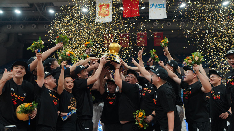 FMVP瓊斯狂轟50分 場(chǎng)數(shù)4:1挫安徽文一 香港金牛創(chuàng)歷史贏NBL總冠軍