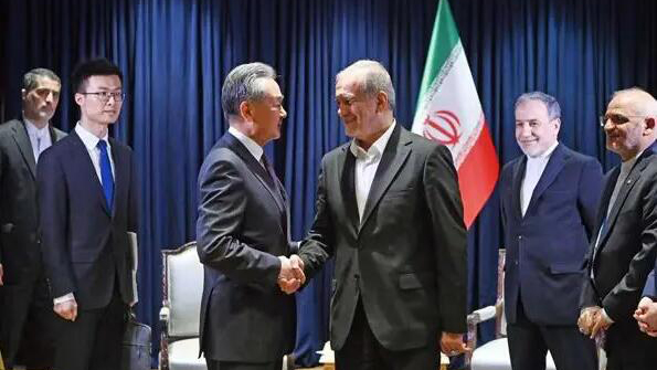 伊朗總統(tǒng)佩澤希齊揚(yáng)會(huì)見(jiàn)王毅