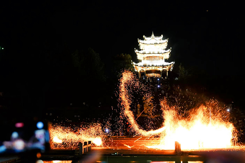 兼具文化性?shī)蕵沸曰?dòng)性  皖休寧齊雲(yún)山開啟全域夜遊