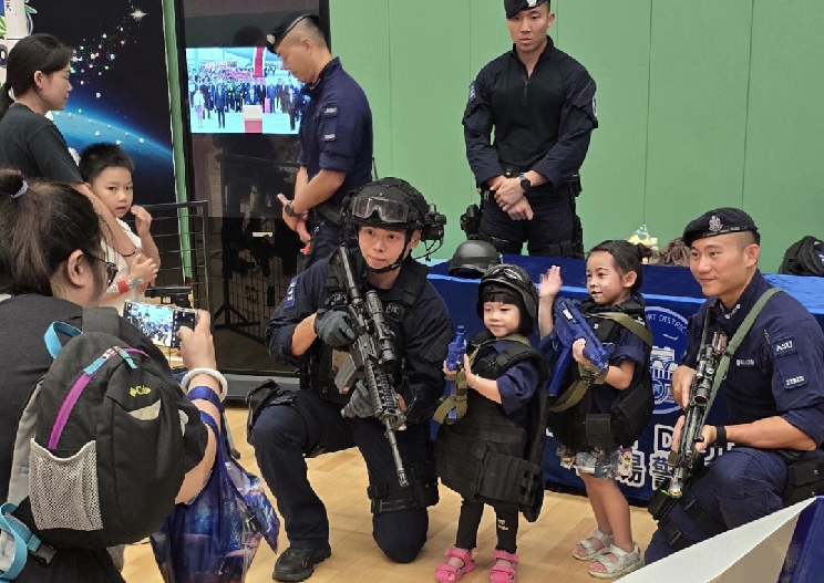 有片｜一家大細(xì) 與警同樂(lè) 玩遊戲 學(xué)知識(shí) 親親祖國(guó)