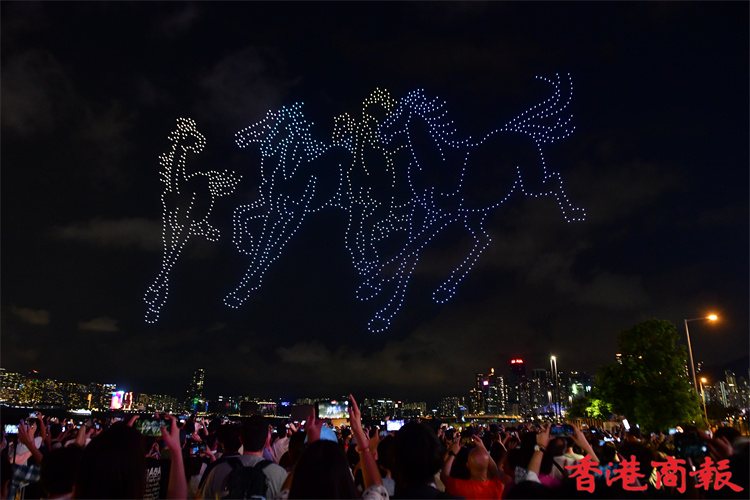 圖集 | 灣仔海濱無人機(jī)表演 呈現(xiàn)徐悲鴻藝術(shù)作品