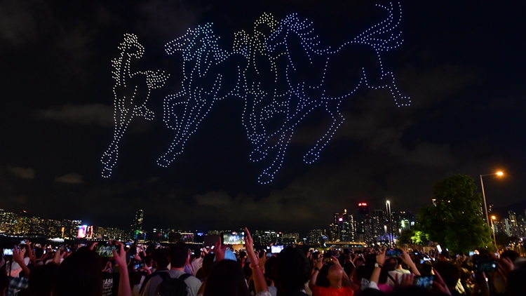 圖集 | 灣仔海濱無(wú)人機(jī)表演 呈現(xiàn)徐悲鴻作品 吸引大批市民遊客觀賞