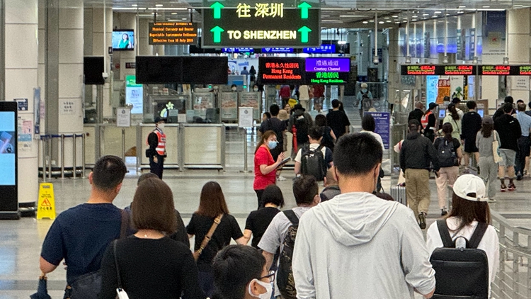 入境處預(yù)計(jì)國慶黃金周逾1000萬人次進(jìn)出香港 提醒市民避開高峰期