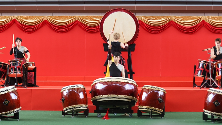 有片｜激鼓武術(shù)團(tuán)隊(duì)精彩演出 揭開(kāi)國(guó)慶賽馬日序幕