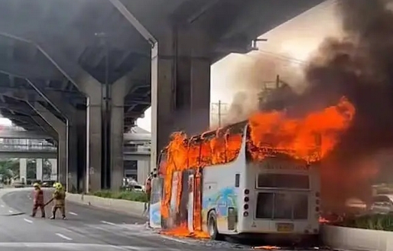 泰國一載師學生大巴起火 至少10人死亡