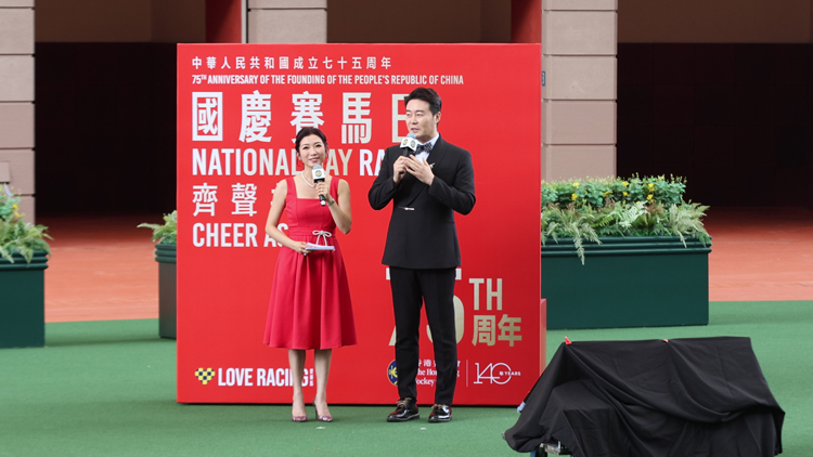 有片 | 張英席馬場獻(xiàn)唱《忠誠的坐標(biāo)》