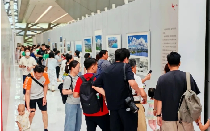 慶祝新中國(guó)成立75周年深圳圖片展，開門紅！