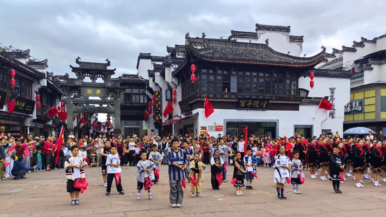 「盛世華誕·與你相昱」  皖屯溪辦快閃活動(dòng)為祖國慶生