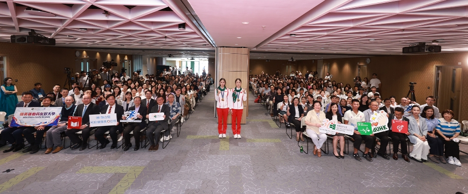 王柳懿和王芊懿返教大領(lǐng)取學(xué)生證 與師生分享交流運(yùn)動(dòng)路上追夢(mèng)過程