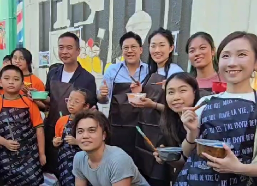 有片∣獻(xiàn)禮國慶 霍啟剛帶小朋友 街頭畫壁畫