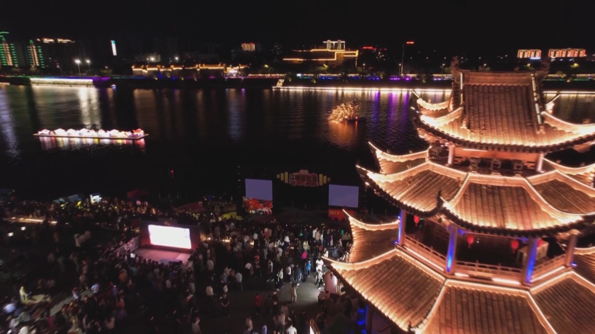 皖屯溪區(qū)：多彩節(jié)目連番上演 八方遊客絡(luò)繹不絕