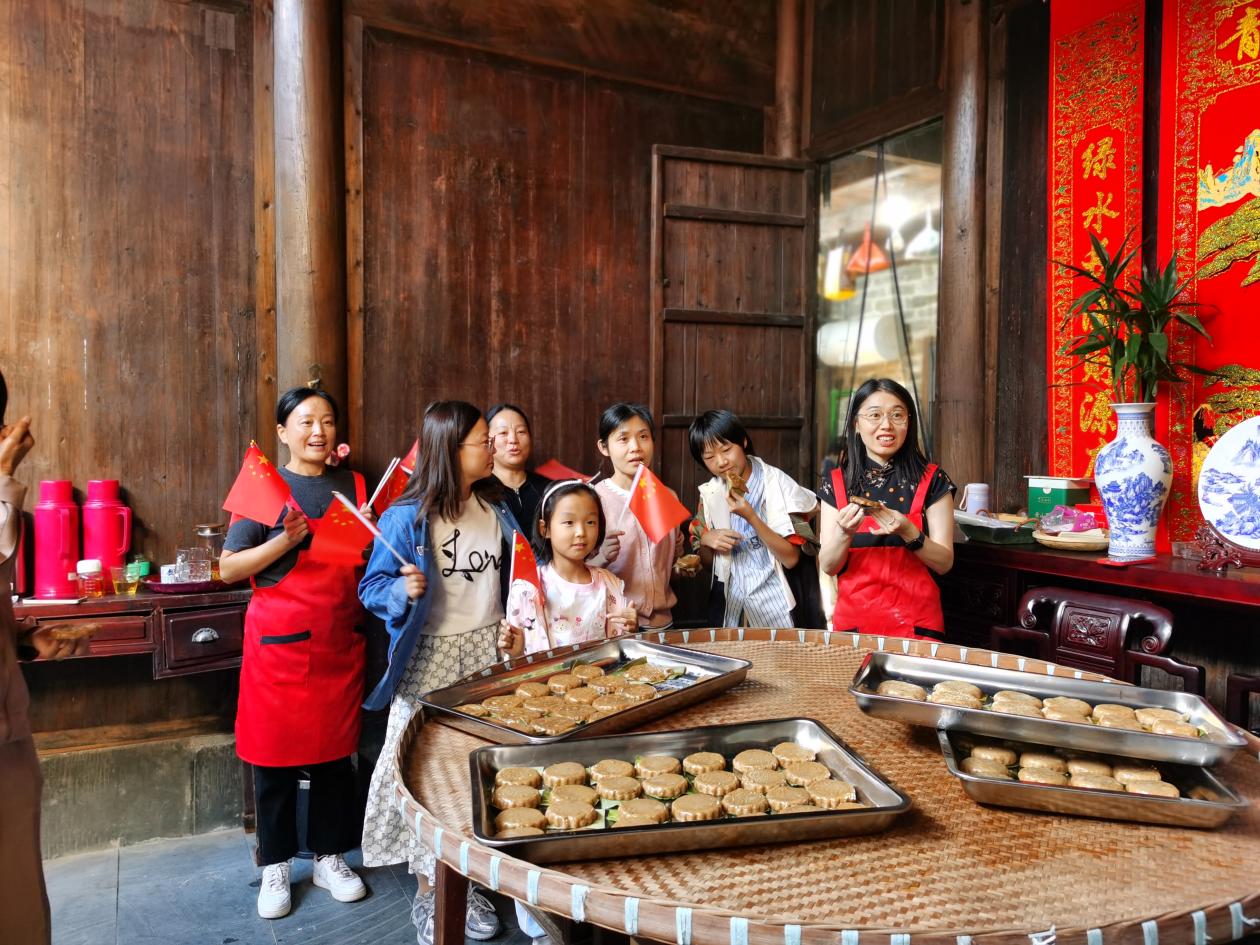 皖黃山區(qū)譚家橋鎮(zhèn)：徽味糖糕DIY，在民宿體驗民俗