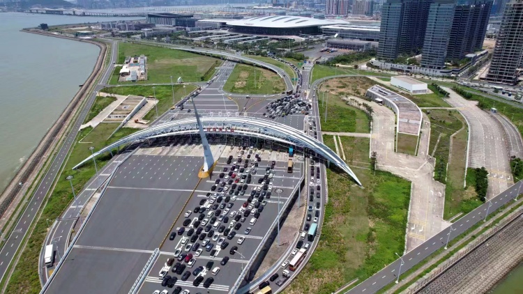 單日破兩萬！港珠澳大橋珠海公路口岸車輛單日通關(guān)量新記錄