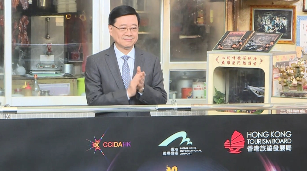 《九龍城寨之圍城》布景機(jī)場(chǎng)展出 李家超：冀透過(guò)電影影響力發(fā)展電影旅遊產(chǎn)業(yè)