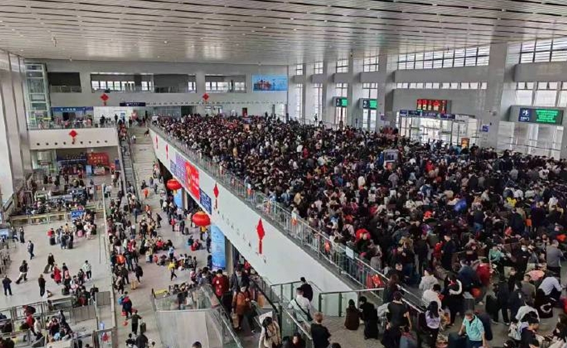 國(guó)慶假期最後一天 廣鐵預(yù)計(jì)發(fā)送旅客277.2萬(wàn)人次