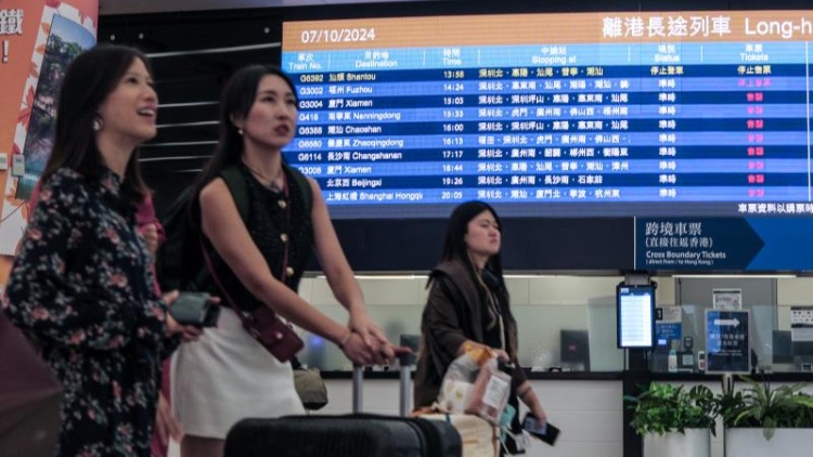 國慶黃金周長(zhǎng)假最後一天 截至晚上9時(shí)近70萬人次出入境