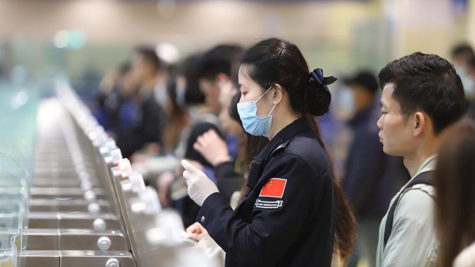 國(guó)家移民管理局：國(guó)慶節(jié)期間1309.8萬(wàn)人次出入境