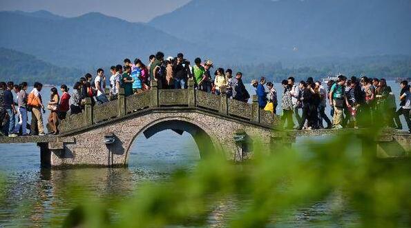 2024國(guó)慶假期國(guó)內(nèi)出遊7.65億人次 總花費(fèi)超7008億