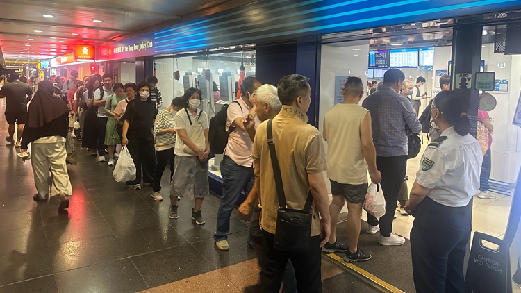 有片｜國慶六合彩獎金1億 市民大排長龍碰運(yùn)氣
