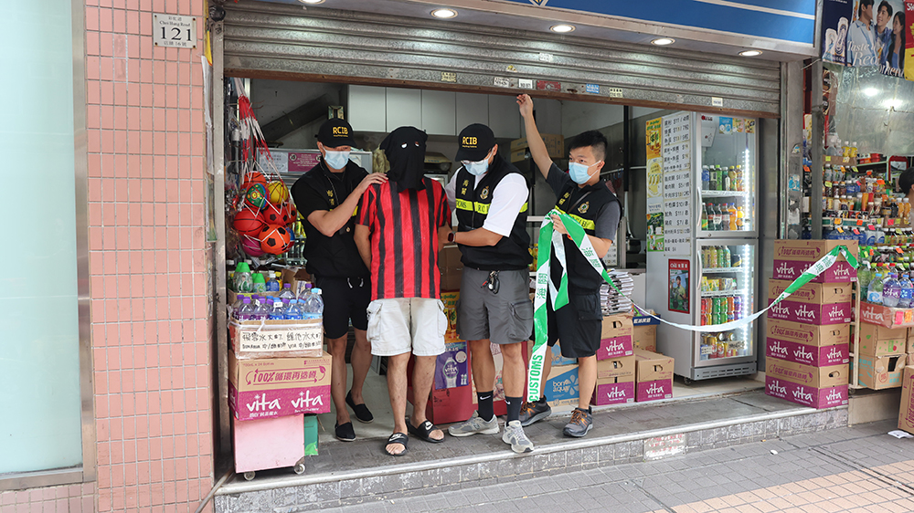 黃大仙士多私煙正價(jià)出售 海關(guān)拘涉案負(fù)責(zé)人