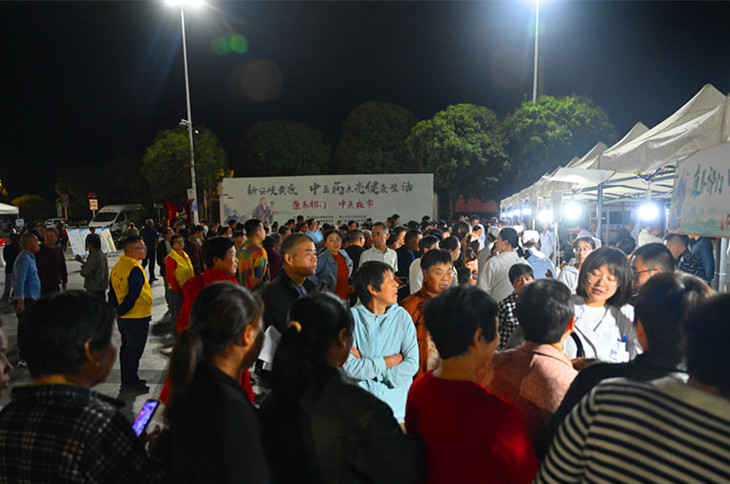 「接診式」擺攤「沉浸式」體驗  皖祁門中醫(yī)夜市連辦9場
