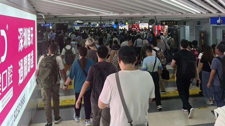 大批市民北上逼爆口岸 運(yùn)輸署：已聯(lián)絡(luò)公共運(yùn)輸營(yíng)辦商加大運(yùn)力