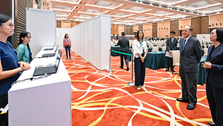 澳門行政長(zhǎng)官選舉13日舉行 賀一誠(chéng)視察投票場(chǎng)地