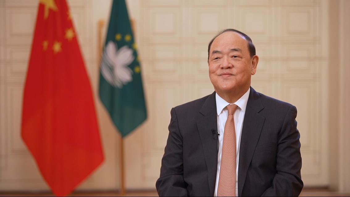 賀一誠祝賀岑浩輝當選