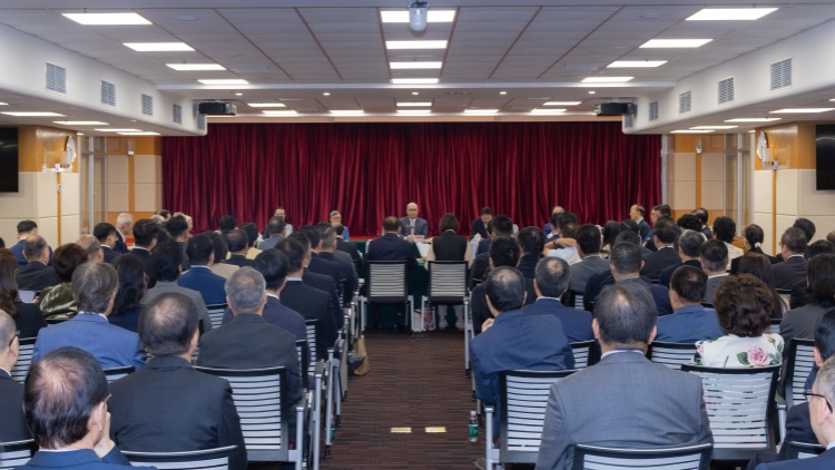 香港中聯(lián)辦舉辦港區(qū)全國人大代表和全國政協(xié)委員學(xué)習(xí)貫徹習(xí)近平總書記重要講話精神座談會