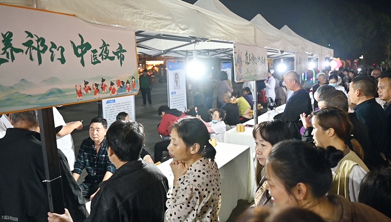 充滿(mǎn)藥香的養(yǎng)生盛宴  皖祁門(mén)「中醫(yī)夜市」何以「頻」易近人？