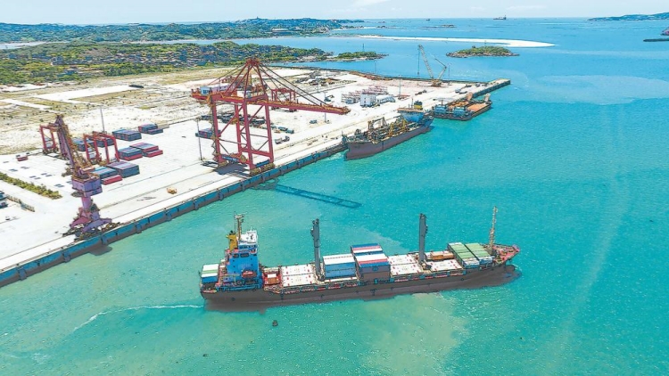 福建平潭港首次進口半導(dǎo)體生產(chǎn)設(shè)備