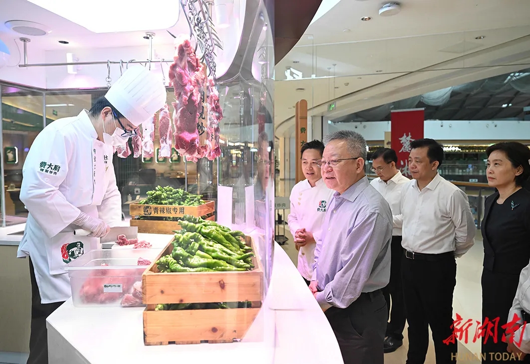 湖南省委書(shū)記沈曉明走進(jìn)費(fèi)大廚辣椒炒肉調(diào)研