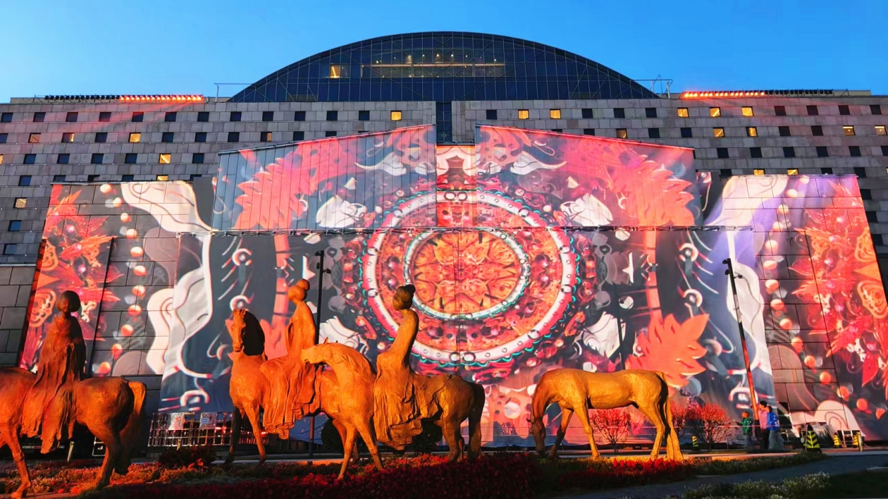 北京亮馬河國際風情水岸「流光藝彩」 光影藝術(shù)客流如潮