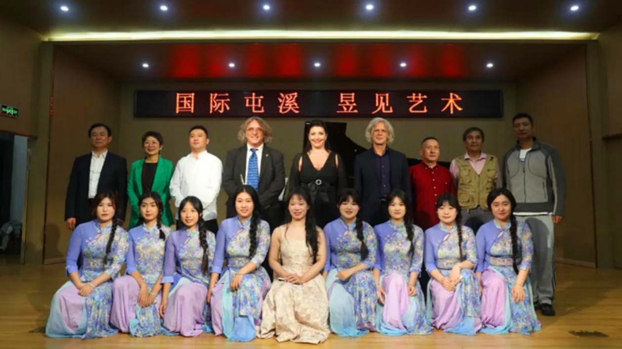 西方古典音樂唱響校園  皖屯溪區(qū)國(guó)際化藝術(shù)互動(dòng)花火再現(xiàn)