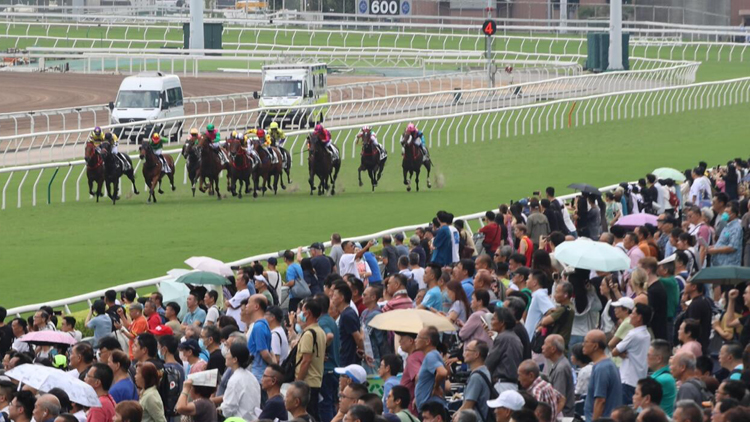 正與當(dāng)局討論放寬未成年人入場(chǎng) 馬會(huì)積極研究推進(jìn)賽馬旅遊